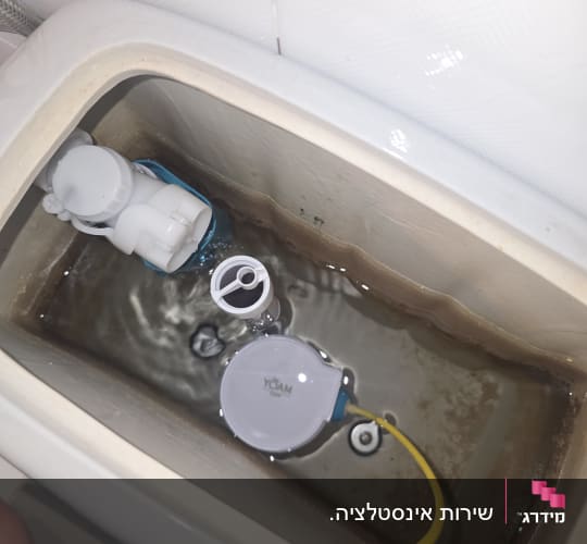מיכל מים של אסלה עם חלקים פנימיים